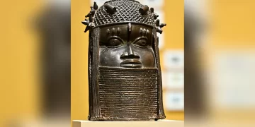 US museums return stolen African bronzes