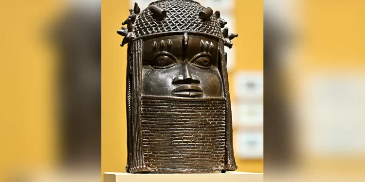US museums return stolen African bronzes