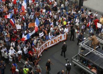 Mass protests against NATO and EU hit Paris streets (VIDEOS)