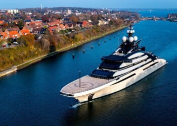 SA thumbs nose at US, gives haven to US$500m Russian mega yacht