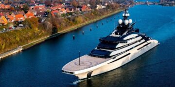 SA thumbs nose at US, gives haven to US$500m Russian mega yacht