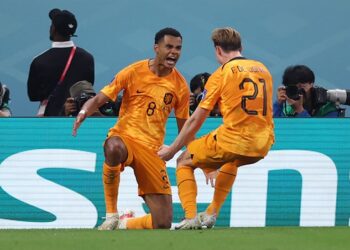 Dutch strike late to grab 2-0 win over Senegal