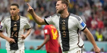 Germany score late for crucial draw against Spain