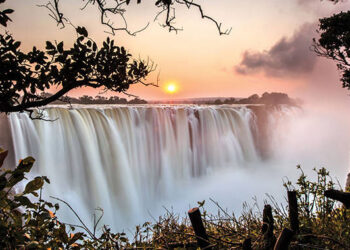 Tourists throng Vic Falls for Xmas