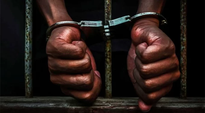 Police nab 6 over robbery