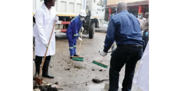 Tourism minister joins Bulawayo clean up