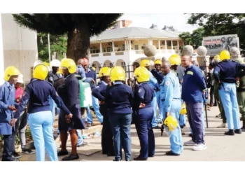 BCC officers, vendors hurt in dawn market raid…Rubber bullets, fire engine water used in 5th Av operation