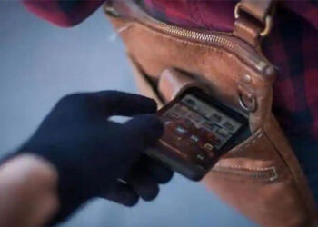 Cellphone robber shoots school girls