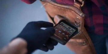 Cellphone robber shoots school girls