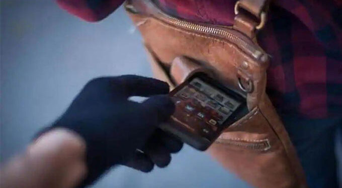 Cellphone robber shoots school girls