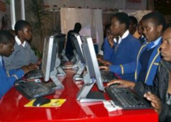 800 schools to get computer labs
