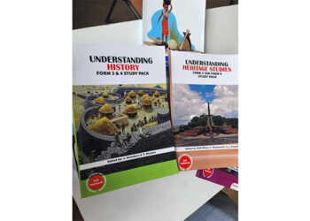Dingani bookshop donates 3 000 books to Nash